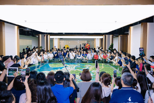 Khách Hà Nội đổ xô xem sa bàn Vinhomes Global Gate Hạ Long, chờ ngày mở bán 4 tòa căn hộ Diamond đầu tiên