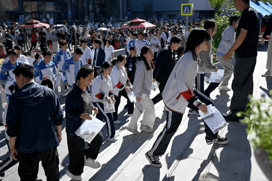 Thí sinh là học sinh giỏi phải bật khóc, quỳ xuống chân giám thị vì quên bước quan trọng trong tờ giấy thi, sau nhiều năm đang làm công việc gì?