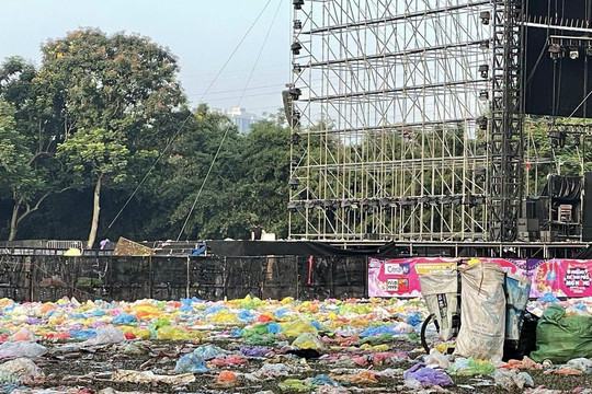 Concert ở Hà Nội ngập rác, khán giả bì bõm lội bùn