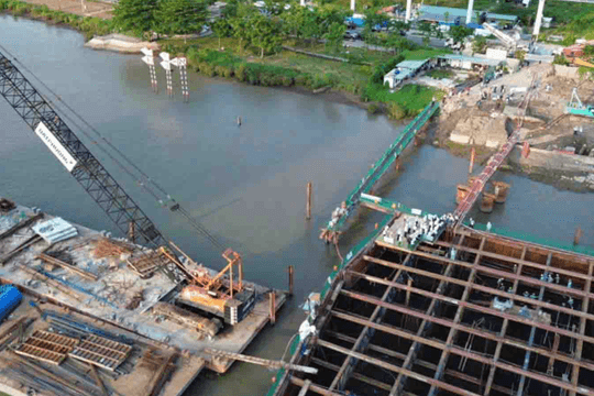 Huy động 650 tấn thép, thực hiện mẻ đổ bê tông liên tục hơn 5.674m3 tại độ sâu 8m dưới lòng sông, Việt Nam hoàn thành hạng mục xây dựng lớn nhất cả nước
