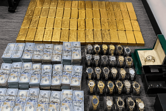 Tịch thu 303 thỏi vàng nặng 300kg, 52,5 tỷ tiền mặt cùng 35 đồng hồ Rolex tại nhà riêng của một cựu quan chức Chính phủ Mỹ