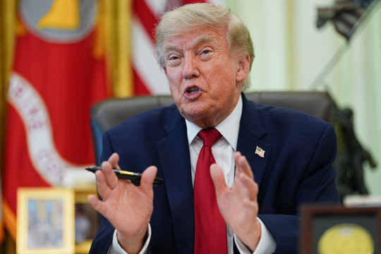 Ông Trump ấn định thời điểm tấn công Iran, đòi thu phí 20% hàng hóa qua eo biển Hormuz