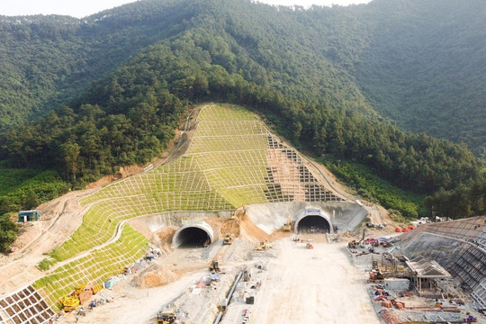 Hầm xuyên núi 2.100 tỷ có địa chất phức tạp nhất cao tốc Bắc - Nam gặp khó