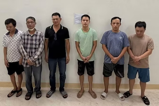 Khám xét, thu giữ 8 điện thoại di dộng, 700 trang tài liệu, triệu tập 7 đối tượng phục vụ điều tra
