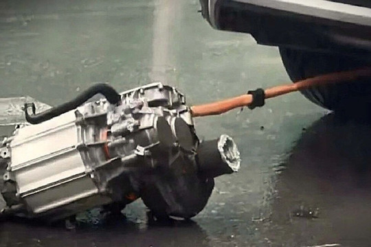 Đoạn video xe điện rơi mô tơ khi lội nước gây rúng động mạng xã hội và lời giải thích bất ngờ từ nhà sản xuất