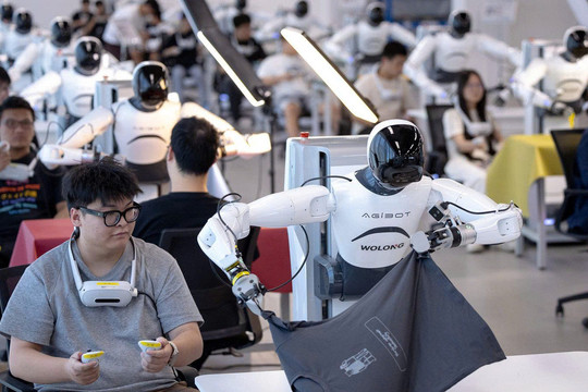 Trung Quốc mở 'mặt trận' AI mới: Đưa hàng nghìn robot hình người vào nhà máy, kho vận để chạy đua với Mỹ