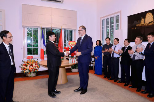 Giáo sư Lê Danh Tuyên nhận vinh dự đặc biệt từ Nhà nước Pháp
