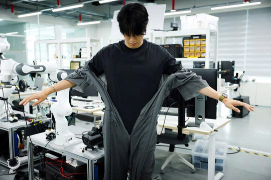Lần đầu tiên trên thế giới: Robot có thể tự mặc quần áo cho con người chỉ trong 10 giây, kể cả khi đang di chuyển