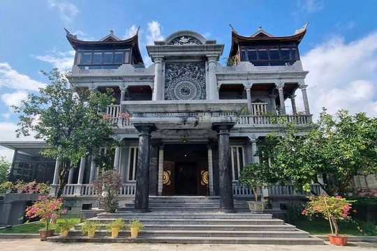Phát hiện 'cung điện đá đen' nặng 3.000 tấn 'khủng' nhất Việt Nam: Cao 27m, sở hữu 21 cột đá nguyên khối, thi công liên tục 14 năm mới hoàn thành
