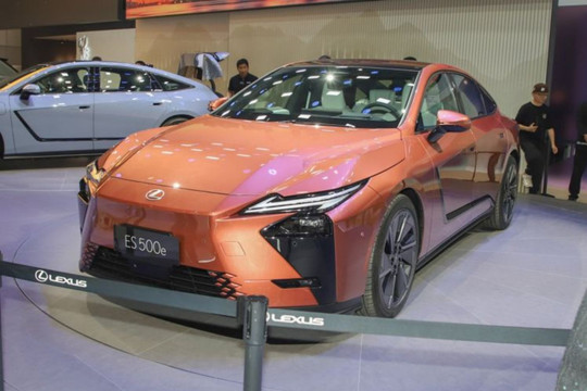 Cuộc đua sedan hạng sang cỡ trung: Lexus ES 2026 chốt cọc từ 2,36 tỷ, quyết đấu BMW 5 Series