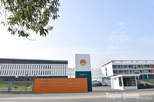 Một giáo viên Ngữ văn trường Chuyên Tuyên Quang đầu thú