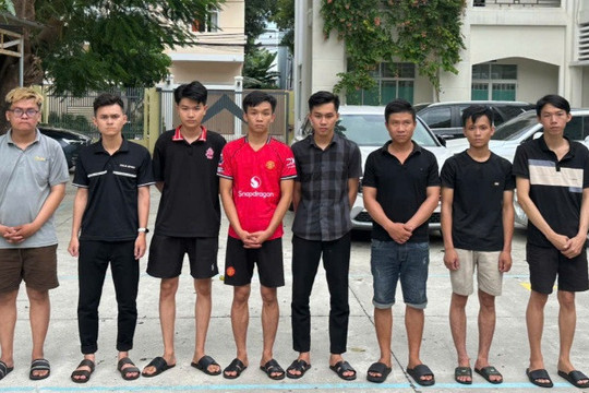 Đột kích quán cà phê, tịch thu 40 điện thoại di động, bắt 8 thanh niên từ 21 đến 30 tuổi