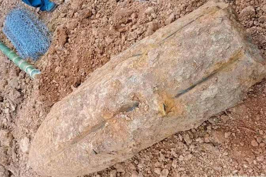 Đang đào móng nhà, người đàn ông hốt hoảng phát hiện vật thể nặng 350kg, chính quyền xã lập tức phong tỏa hiện trường