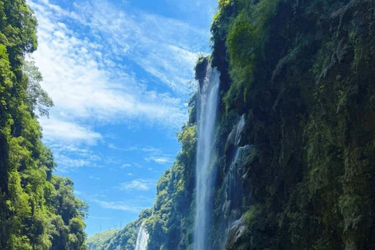 Gần Việt Nam có một hẻm núi dài 75km, được ví như 'vết nứt đẹp nhất Trái Đất', sở hữu hàng chục thác nước đổ xuống như dải lụa
