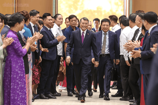 Đối thoại với cộng đồng doanh nghiệp, Thủ tướng nói thẳng: 'Đừng khen Chính phủ hôm nay, hãy nói thẳng những điểm nghẽn'