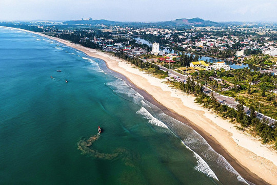 Bãi biển dài 7km ở miền Trung lọt top 10 đẹp nhất Việt Nam, được báo Mỹ vinh danh