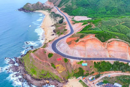 Sắp hoàn thiện cung đường đèo kết nối núi - biển đẹp bậc nhất miền Trung, thay thế tuyến đường cũ tiềm ẩn nguy hiểm