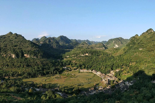 Phát hiện ngôi làng nằm gọn dưới hố sụt sâu 600m, chỉ có một lối ra vào duy nhất, đẹp như phim cổ trang