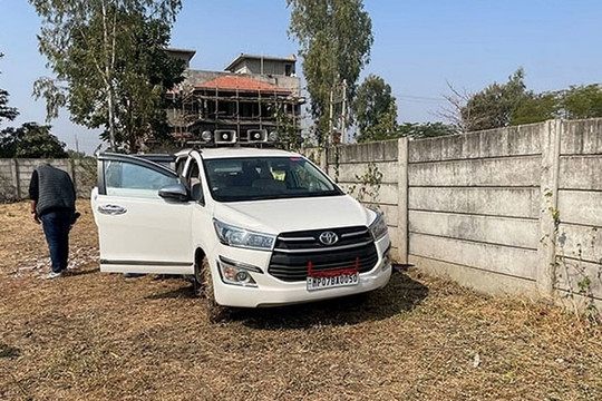 Toyota Innova bị bỏ lại cạnh biệt thự trắng ở khu vực hẻo lánh, bên trong chứa 52kg vàng và 30 tỷ đồng tiền mặt