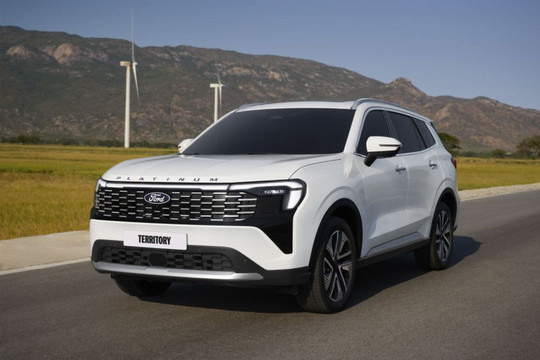 Ford Territory Platinum chốt giá 916 triệu đồng: Bổ sung tiện nghi, phả hơi nóng lên phân khúc C-SUV