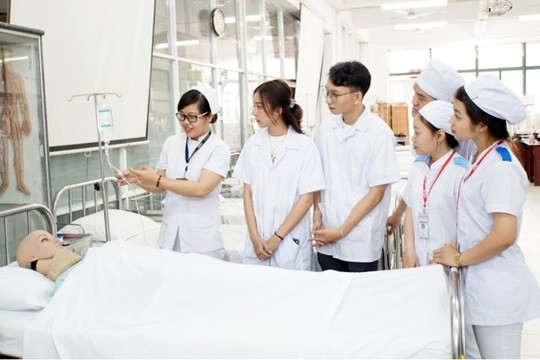Lương tới 20 triệu/tháng và làm tại Bệnh viện, ngành học đang cần hơn 300.000 nhân sự và điểm chuẩn chỉ 18 điểm, phụ huynh biết để nhắc con lựa chọn