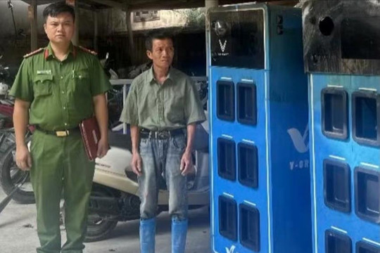 Bắt giữ người đàn ông say rượu đốt tủ đổi pin của VinFast