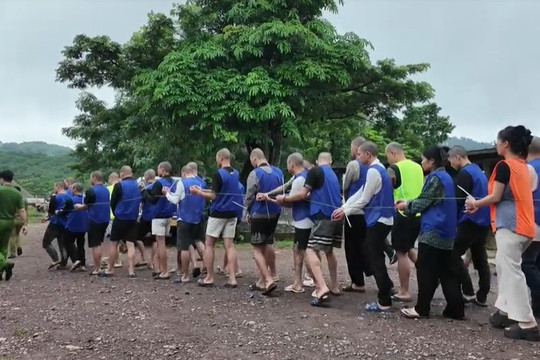 Công an Việt Nam sang Lào bắt Hà Văn Hiếu SN 2003 cùng 39 'nhân viên bảo hiểm', thu giữ 56 điện thoại di động, 49 máy vi tính cùng nhiều tài liệu, tang vật