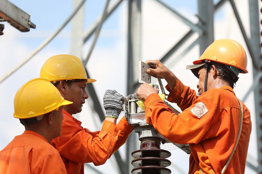 Nguồn điện bùng nổ, lưới truyền tải ‘nghẽn’: EVN kiến nghị hút vốn xã hội hóa