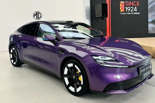 Mẫu sedan điện với tầm hoạt động 840km lộ diện tại đại lý, sở hữu công nghệ tự lái nhưng giá bán chỉ từ 583 triệu đồng