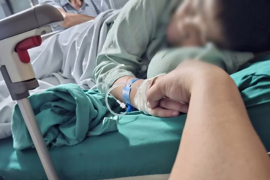 Công an làm việc với những người liên quan vụ bé trai lớp 6 bị nhét dị vật vào hậu môn