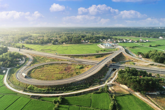 Cao tốc chạy dọc 2 tỉnh thành miền Trung gặp khó