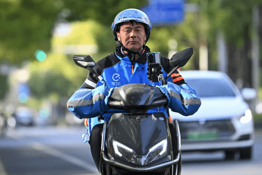 Shipper giao đồ ăn 57 tuổi giành giải thưởng văn học danh giá bậc nhất cả nước