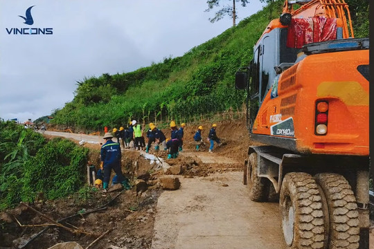 Tổng thầu xây dựng lớn nhất Việt Nam của Vingroup điều động công nhân vào vùng lũ hỗ trợ khẩn cấp người dân