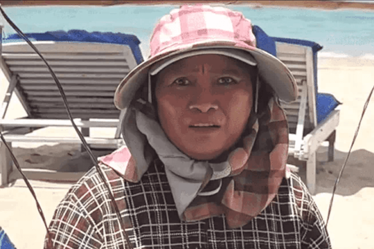 Thu giữ quang gánh của người bán hàng rong từng gây 'sốt' toàn cầu, yêu cầu không bán hàng tại khu vực có biển cấm