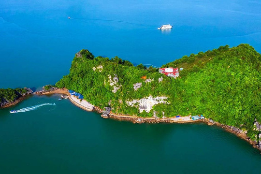 Việt Nam sắp mở cửa bãi tắm ẩn mình giữa vịnh biển đẹp nhất thế giới