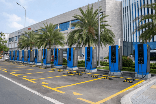 Công ty trạm sạc VinFast của tỷ phú Phạm Nhật Vượng chính thức tạm dừng nhận hồ sơ nhượng quyền