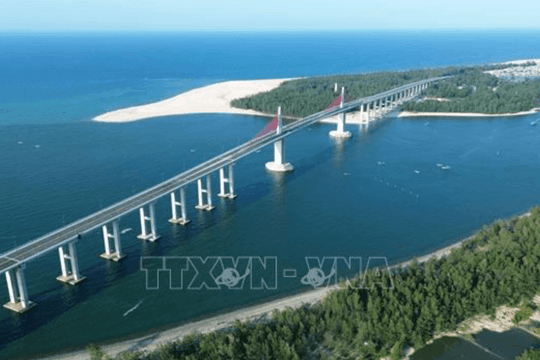 Chỉ vài ngày nữa, toàn bộ tuyến cầu vượt biển dài nhất miền Trung chính thức thông xe, kết thúc hơn 100 năm di chuyển bằng đò của người dân đôi bờ