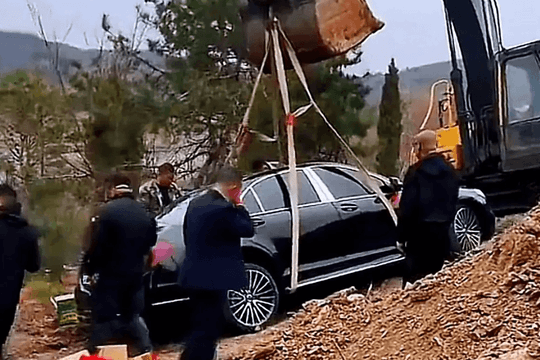 Chính quyền yêu cầu gia đình nam doanh nhân khẩn trương đào chiếc ô tô Mercedes-Benz biển số 8888 trị giá 4,6 tỷ đồng lên khỏi ngôi mộ mới chôn