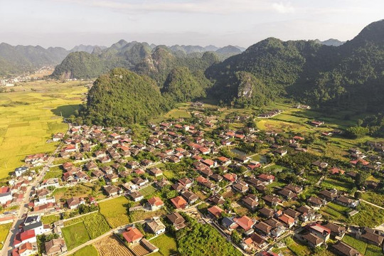 Ngôi làng bí ẩn ở Lạng Sơn hơn 400 mái nhà cùng quay về một hướng, được vinh danh 'Làng du lịch tốt nhất thế giới'