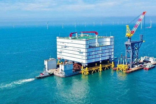 Hoàn tất lắp đặt công trình nặng 25.000 tấn giữa biển, lập liên tục 6 kỷ lục, giúp cắt giảm gần 5 triệu tấn khí CO2/năm