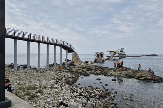 Hàn Quốc: Sập cầu đi bộ 170m dẫn ra biển, 17 người mắc kẹt