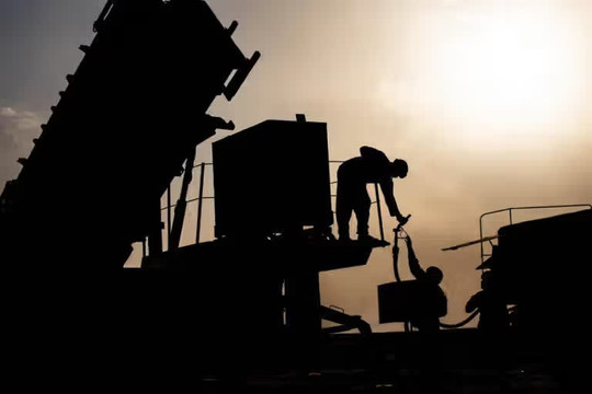 Mỹ tạm ngừng không kích Iran: Khoảng lặng trước đàm phán hay bước đệm cho chiến dịch lớn hơn?