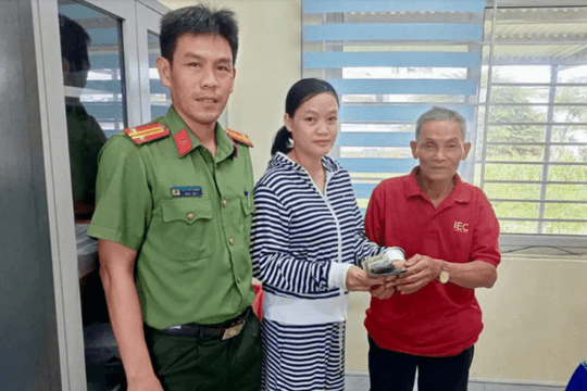 Tiếp nhận 1 chiếc túi vải chứa 120 triệu đồng, công an lập tức mời chị Trịnh Thị Nguyệt SN 1990 lên làm việc