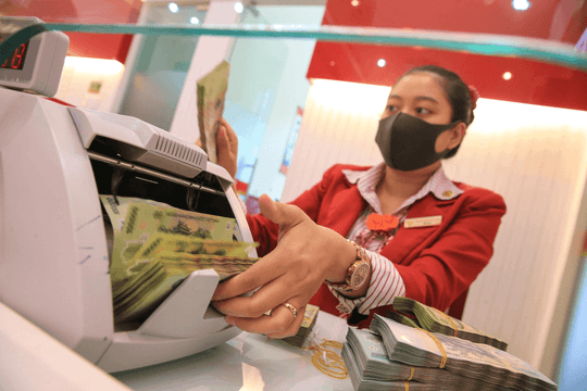 Người dân vẫn gửi hơn 10,8 triệu tỷ đồng vào nhà băng dù NHNN liên tục yêu cầu hạ lãi suất, chuyên gia đưa ra khuyến nghị