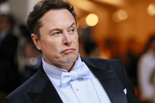 Nhà kinh tế đoạt Nobel thách Elon Musk cho đi toàn bộ tài sản, tỷ phú đáp lời gây bất ngờ