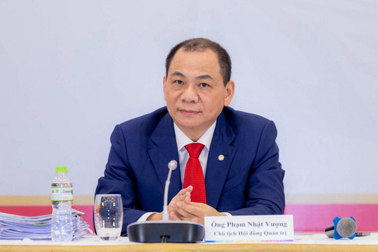 Ông Phạm Nhật Vượng xuất hiện trên báo Nga với câu chuyện từ 10.000 USD khởi nghiệp cùng vợ mở nhà hàng đến khối tài sản 34 tỷ USD nhờ Vingroup