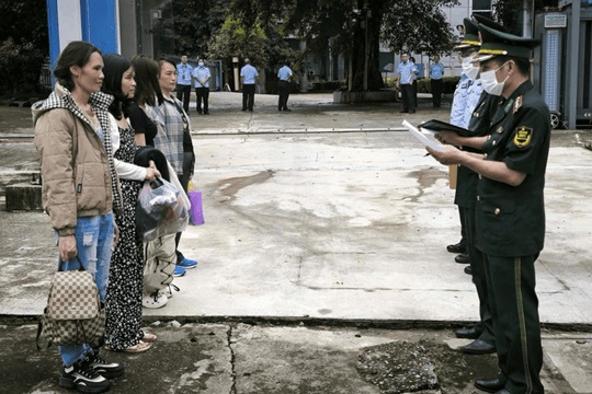 Tiếp nhận 10 'Việt kiều' bị trả về nước