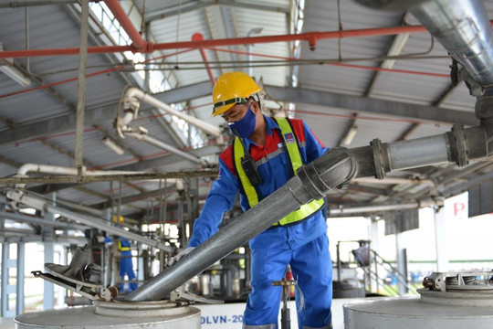 Bộ Tài chính trả lời kiến nghị giảm thuế, phí trong giá xăng dầu