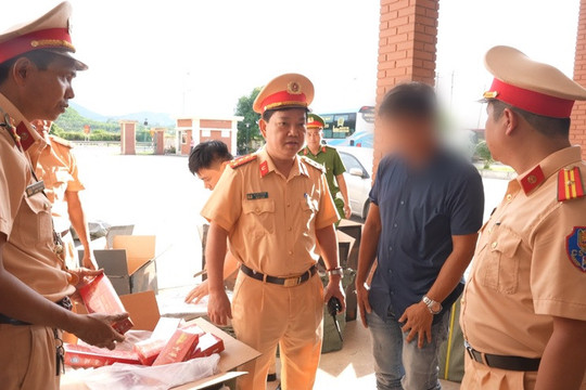 Kiểm tra bất ngờ một xe khách, công an phát hiện 37 thùng hàng được bọc trong bao tải màu xanh bất thường