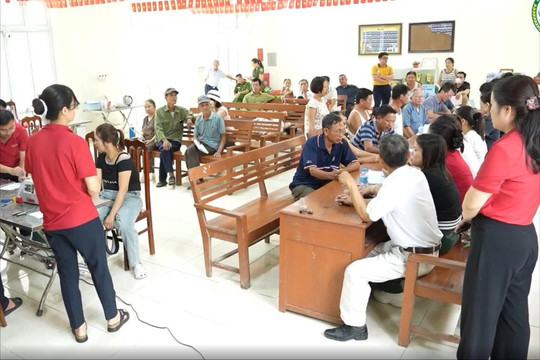 Người dân xếp hàng nhận bồi thường tại dự án Khu đô thị thể thao Quốc tế Hà Nội